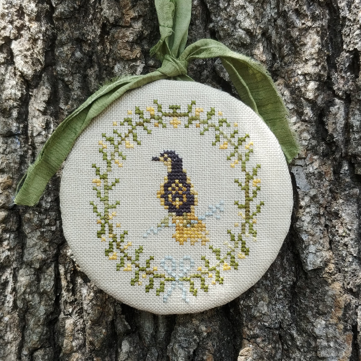 MOJO STITCHES - MISTLETOE: A BUSHLAND CHRISTMAS ORNAMENT CHART