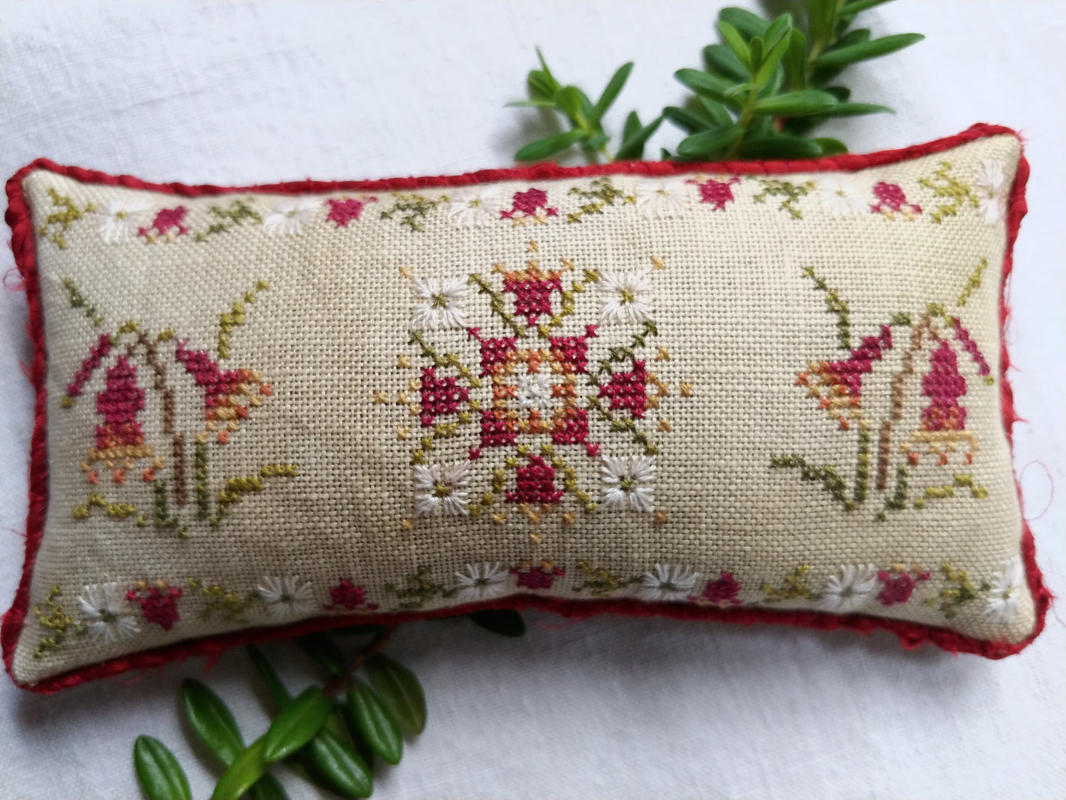 MOJO STITCHES - CHRISTMAS BELLS PIN-KEEP