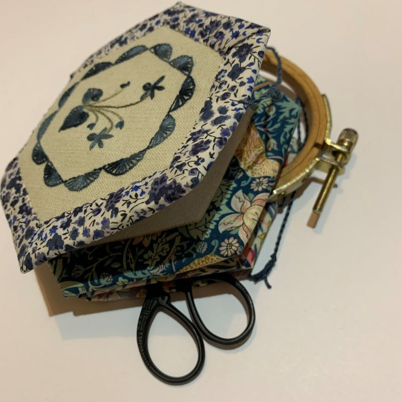 CLAMSHELL NEEDLEBOOK
