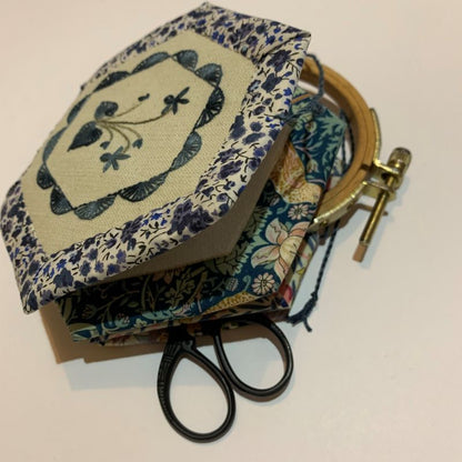 CLAMSHELL NEEDLEBOOK